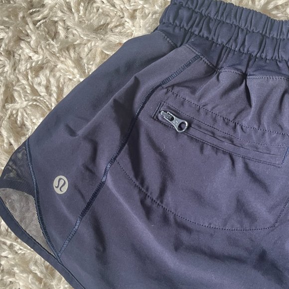 LIKE NEW Size 4 Lululemon 2.5” Navy Blue Hotty Hot short *DISCONTINUED STYLE* - Picture 3 of 6